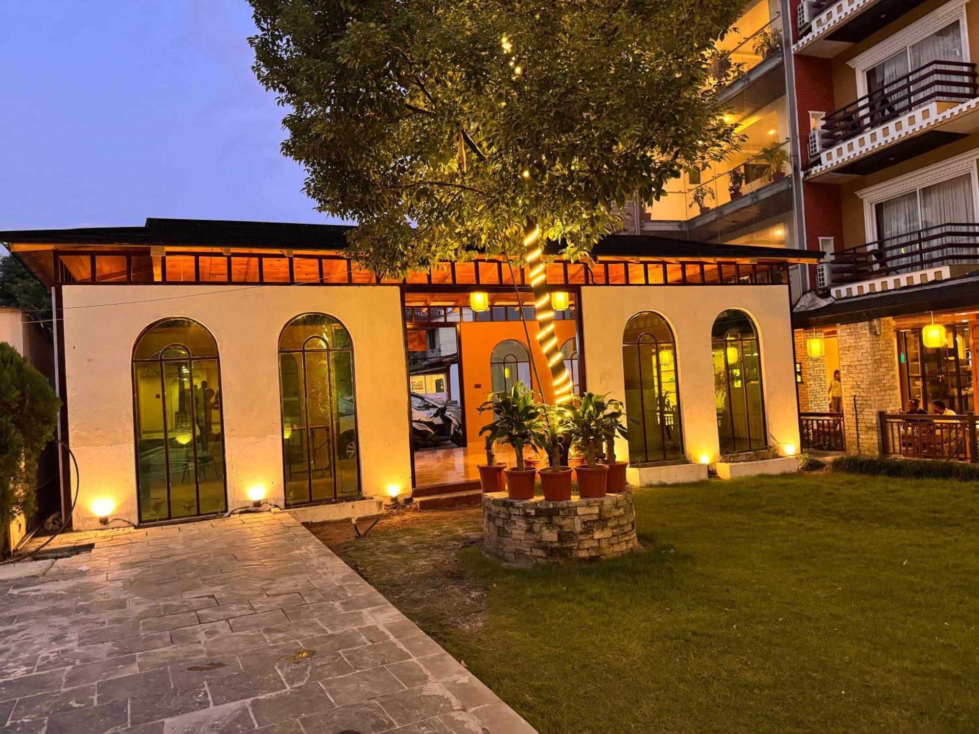 Bodhi Suites Boutique Hotel And Spa Pokhara Buitenkant foto